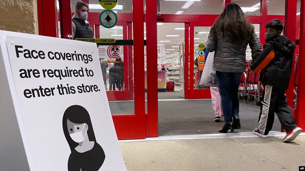 Un letrero advierte sobre uso de máscara para protegerse del COVID-19 en una tienda minorista en Niles, Illinois, el 18 de diciembre de 2021.