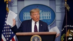 Tổng thống Donald Trump phát biểu trong một cuộc họp báo tại Nhà Trắng, ngày 30 tháng 7, 2020.