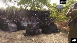 ພາບທີ່ເອົາມາຈາກວີດີໂອ ຂອງຕາໜ່າງ ພວກກໍ່ການຮ້າຍ Boko Haram ສະແດງໃຫ້ເຫັນ ພວກນັກຮຽນຍິງ ທີ່ຖືກລັກພາໂຕໄປ, ວັນທີ 12 ພຶດສະພາ 2014.