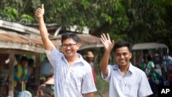 로이터 소속 기자 와 론 (왼쪽)과 초 소에 우가 7일 윈 민트 미얀마 대통령의 사면 조치에 따라 양곤의 인세인 교도소에서 풀려났다. 
