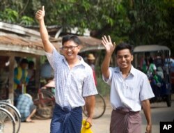 로이터 소속 와 론 (왼쪽)과 초 소에 우 기자가 7일 윈 민트 미얀마 대통령의 사면 조치에 따라 양곤의 인세인 교도소에서 풀려났다.