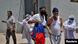 اسپتالوں میں آکسیجن کی کمی کا بھی سامنا ہے۔