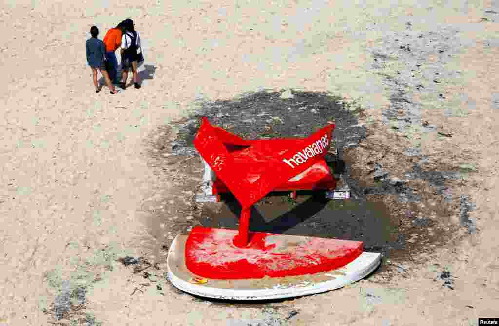 호주 시드니의 타마라마비치에서 진행중인 연례 &#39;해변 조각전&#39; 출품작이 큰 파도에 파손된 모습. &nbsp;