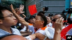 Người biểu tình ủng hộ Bắc Kinh (phải) đụng độ với người biểu tình ủng hộ dân chủ tại Hồng Kông.