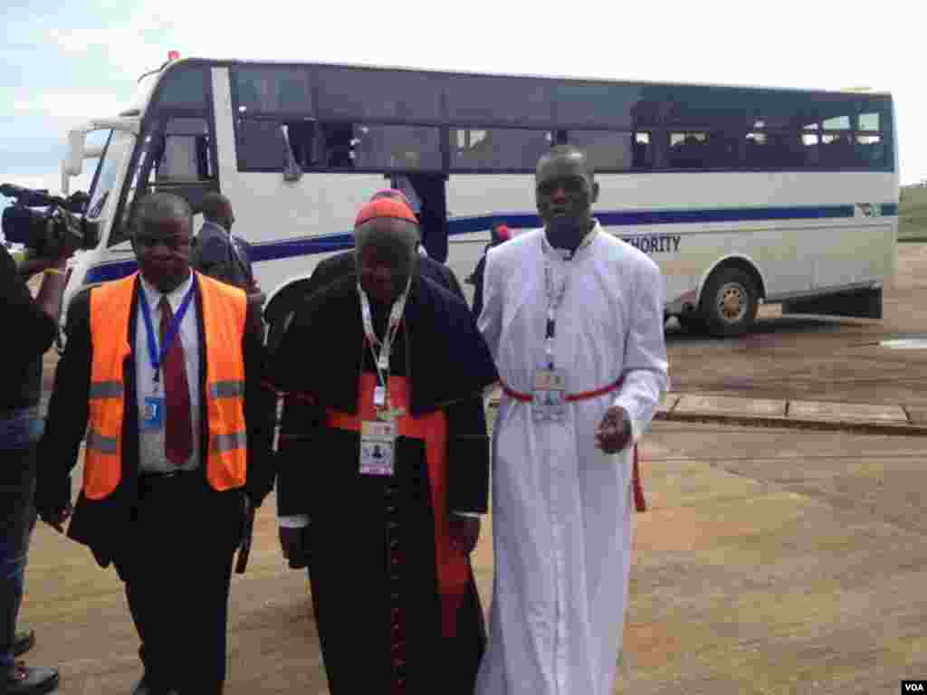 Kadinali Wamala (katikati) akiwasili uwanja wa ndege kwenda kumlaki Papa Francis.