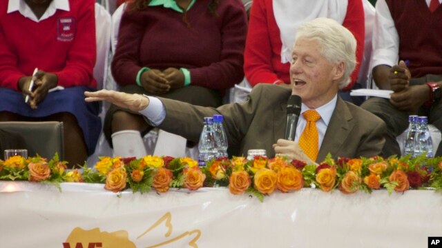 Durante su visita a Kenya, Bill Clinton responde a las críticas por dinero que ingresa a su fundación.