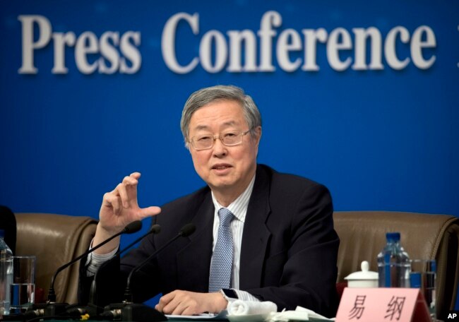 中国央行行长周小川在中国人大会议期间举行的记者会上(2017年3月10日)