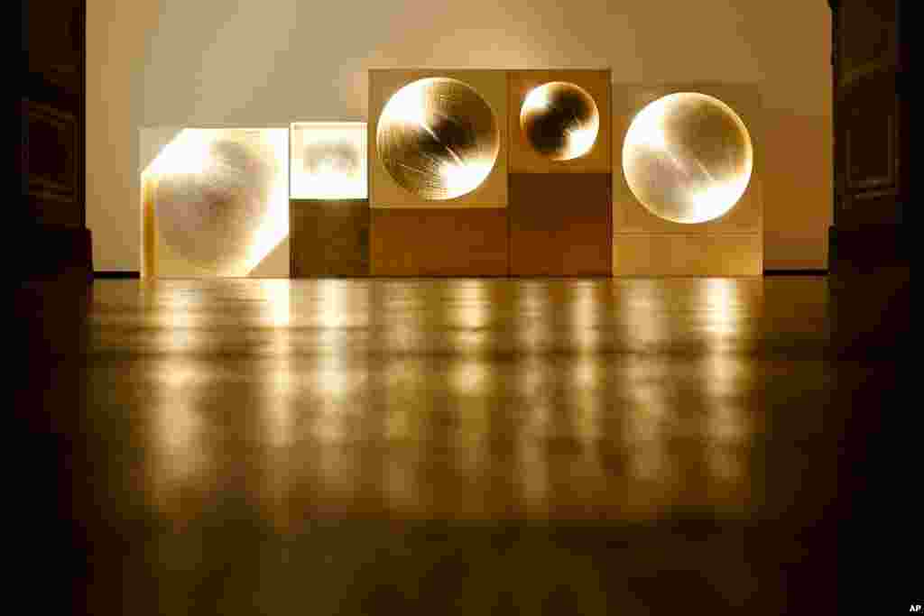 Karya seni&nbsp;​&#39;Cosmic Visions / Light Disks&#39; oleh seniman Jerman Guenther Uecker ditampilkan pada eksibisi ZERO di Berlin. Eksibisi ini merupakan retrospeksi gerakan ​ZERO, dimaksudkan untuk membawa optimisme dan awal baru setelah kekalahan Jerman di Perang Dunia II.