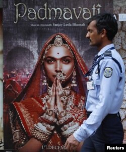 지난 21일 인도 뭄바이의 한 극장에 개봉을 앞둔 영화 '파드마바티' 포스터가 붙어있다.