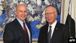 Penasihat Keamanan National Amerika, Jenderal H.R. McMaster (kiri) pada saat bertemu dengan Penasihat Keamanan Nasional Pakistan Sartaj Aziz (kanan), 17 April 2017.