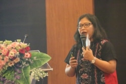 Sri Wiyanti Eddyono dari tim peneliti FH UGM memeparkan pengaruh agama dalam produk hukum di Indonesia. (Foto: Humas UGM)