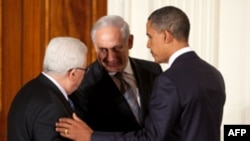 AQSh prezidenti Barak Obama (o'ngda) Falastin prezidenti Mahmud Abbos (chapda) va Isroil Bosh vaziri Benyamin Netanyaxu bilan Oq uyda uchrashmoqda, Vashington, 1-sentabr, 2010-yil.
