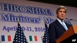 Sekretè Deta John Kerry. "Prezans mwen nan Hiroshima gen yon enpòtans espesyal... pou ranfòsman rapò amerikano-japonè yo ak efò nou dwe fè pou n tabli lapè nan lemond."