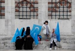 Para perempuan etnis Uighur yang tinggal di Turki berdemo memprotes perlakuan China terhadap etnis Uighur.