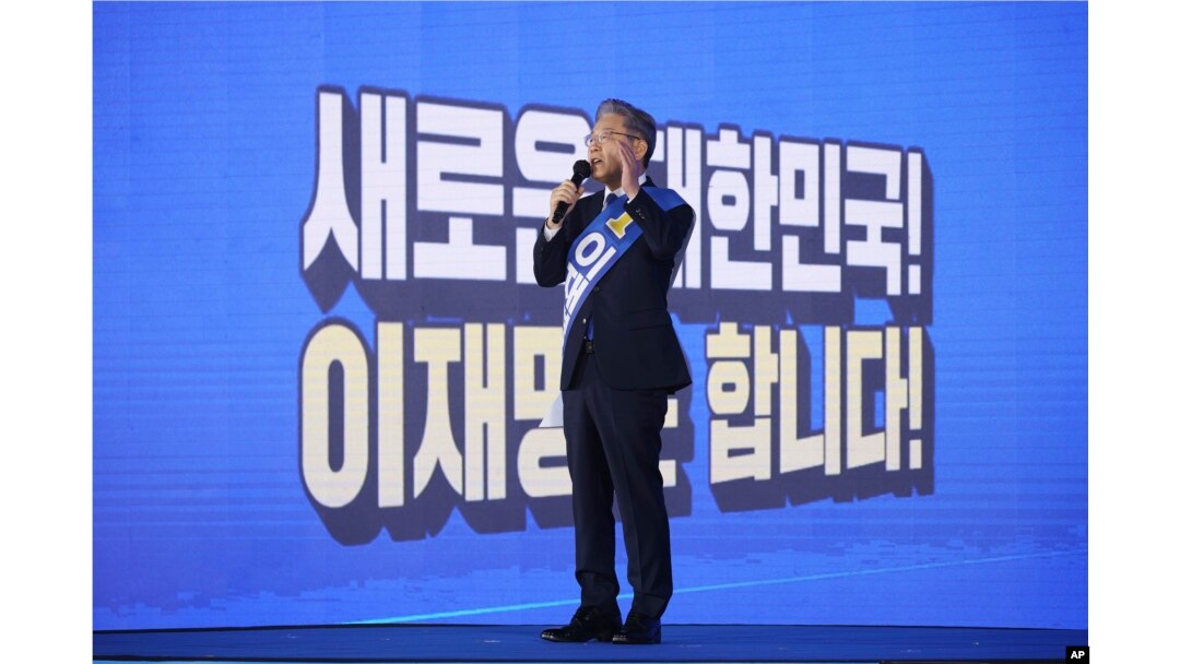 Gubernur Gyeonggi Lee Jae-myung, salah satu pesaing Partai Demokrat yang berkuasa untuk pemilihan presiden tahun depan, berbicara selama kampanye terakhir untuk memilih calon presiden di Seoul, Korea Selatan, 10 Oktober 2021. (Foto: via AP)