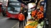 資料照片：人們戴著口罩走在倫敦一處購物街。 (2021年12月24日)