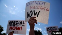 Protesters gather to rally against U.S. President Donald Trump's firing of Federal Bureau of Investigation (FBI) Director James Comey, outside the White House in Washington, U.S. May 10, 2017. 