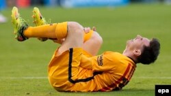 FC Barcelone Lionel Messi cambré, dos sur la pelouse, pendant lors d’un match de football de la première ligue espagnole, la Liga, au stade Riazor, à Corogne, Espagne, 20 avril 2016. epa/ Lavandeira Jr