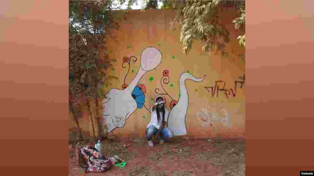 "Roots" é a primeira obra profissional da grafiteira e artista plástica angolana Sarhai Costa criada em 2016