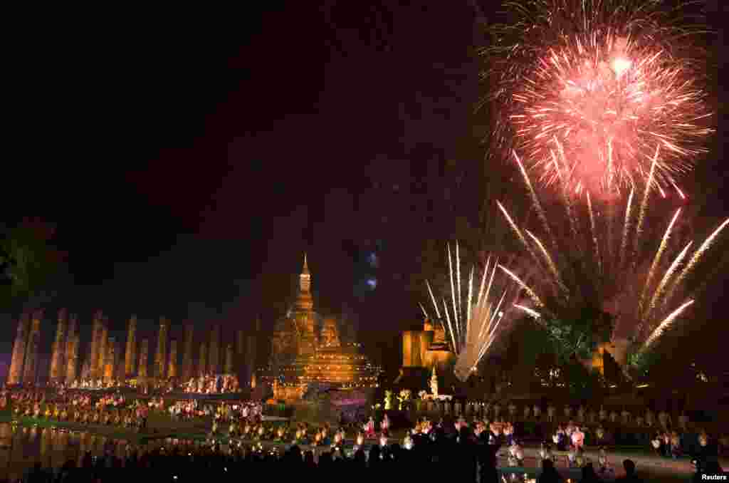 泰国水灯节，礼花绽放（2008年11月）