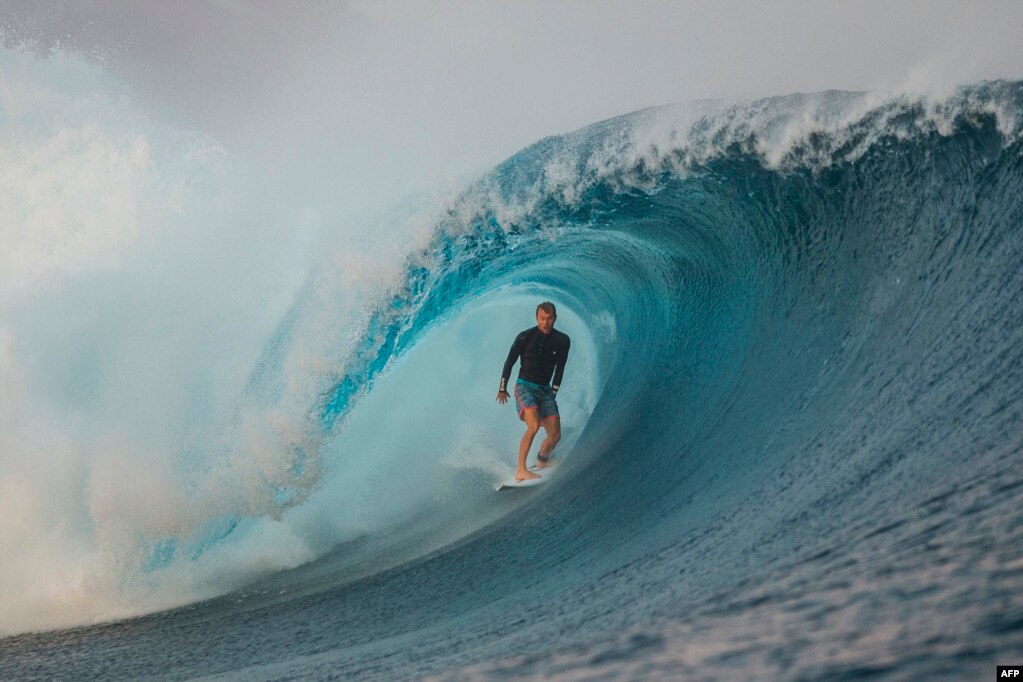 지난 4일(현지시간) 피지의 타바루아에서 진행된 '아우터논(OuterKnown)' 피지 남자 프로 서핑대회 참가자 애드리안 버컨(호주)이 기량을 과시하고 있다.  