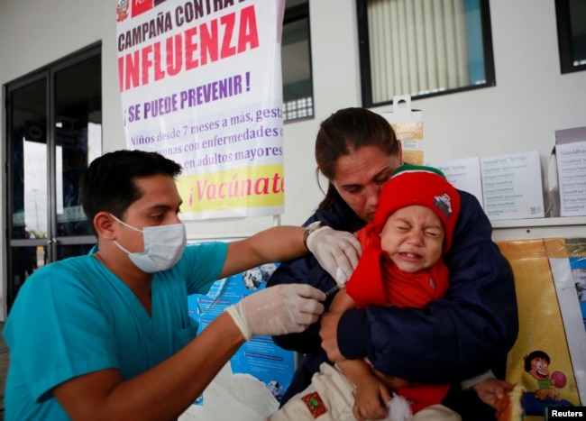 Migrantes venezolanos reciben vacunas en Tumbes, en la frontera de Perú con Ecuador, el 29 de agosto de 2018.