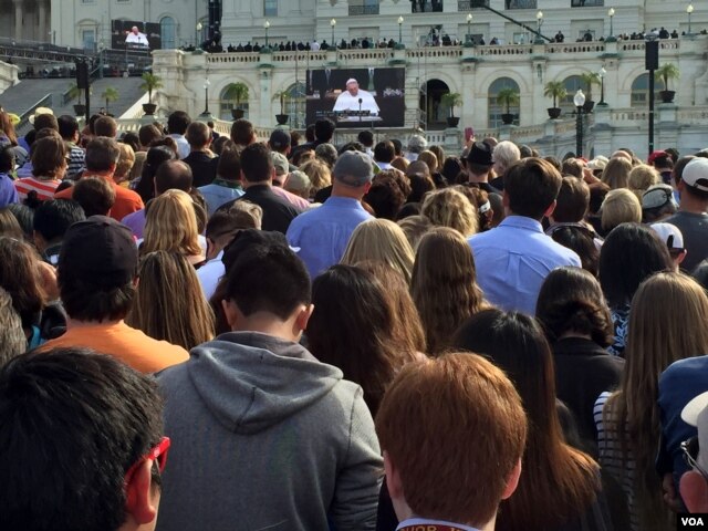 La multitud afuera del Capitolio ve el discurso del papa en pantallas gigantes. [Foto: Gioconda Reynolds, VOAQ]