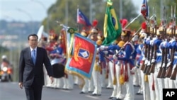 China's Premier Li Keqiang walks past honor guard as he arrives at the Planalto presidential palace, in Brasilia, Brazil, May 19, 2015.