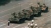 Seorang pria China tampak sendiri berupaya menahan barisan tank yang menuju ke arah timur di Alun-alun Tiananmen, awal Juni 1989. 