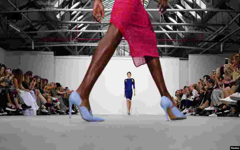 Seorang model mengenai kreasi perancang Emilio De la Morena pada pameran fesyen di London, Inggris.