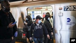 Warga menggunakan kereta bawah tanah di sebuah stasiun di New York, Selasa (7/4). Kota New York adalah kota terparah yang terkena dampak Covid-19 di AS. 