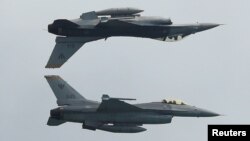 参展的新加坡空军 F-16C 战机 (2018年2月4日路透社)