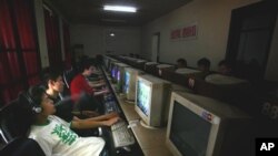 Chinese youth work at computer stations at an internet cafe in Beijing, China (file photo)