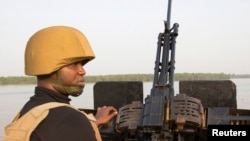 Un officier de la marine patrouille au large de l'État de Bayelsa au Nigeria le 19 décembre. (Reuters)