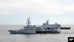 Tàu hộ tống tên lửa và tàu tuần của Hải quân Malaysia trong hoạt động tìm kiếm chiếc máy bay Malaysia bị mất tích trên eo biển Malacca, ngày 13/3/2014.