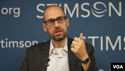 Journalist and author Sebastian Strangio talks about Cambodia’s 2017 commune elections at a panel discussion at Stimson Center in Washington DC, June 8, 2017. (Hong Chenda/VOA Khmer)