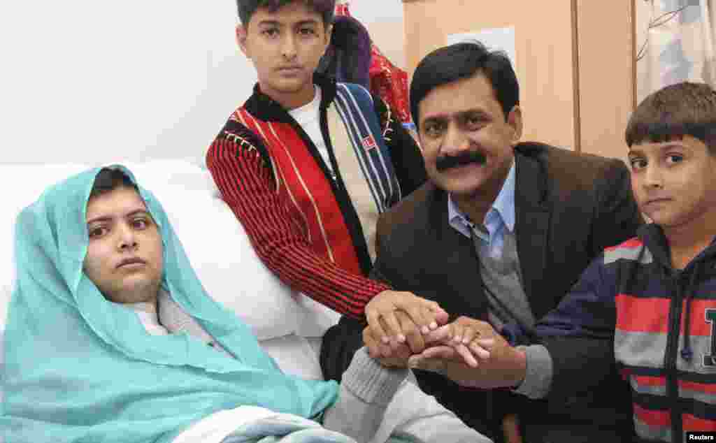 دوران علاج&nbsp;ملالہ کی اپنے والد اور بھائیوں کے ہمراہ تصویر