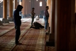 Pria Kashmir melaksanakan salat di dalam Masjid Jamia, atau masjid agung di Srinagar, Kashmir yang dikuasai India, 13 November 2021. (Foto: AP/Mukhtar Khan)