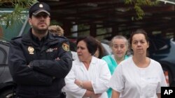 Trabajdores de la salud en España protestan en las afueras del hospital Carlos III donde tratan a la enfermera infectada con el virus y piden la renuncia de la ministra de Salud Ana Mato por la manera cómo ha manejado este caso.