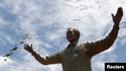 Ishusho ya Nelson Mandela yatangarijwe i Pretoria taliki ya 16/12/2013. 