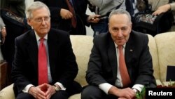 Pemimpin mayoritas Senat AS, Mitch McConnell dan pemimpin minoritas Senat, Chuck Schumer mengumumkan tercapainya kesepakatan anggaran federal Rabu 7/2 (foto: dok). 