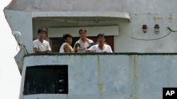 지난달 12일 불법무기 적재 혐의로 파나마에 억류된 북한 선박 청천강호 갑판에 북한 선원들이 나와있다. 파나마 당국은 북한이 69만 달러의 벌금을 납부함에 따라 6개월 만에 출항을 허용했다.