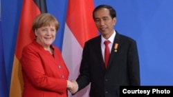 Presiden Joko Widodo (kanan) dalam pertemuan dengan Kanselir Jerman Angela Merkel di Bundeskanzleramt hari Senin siang 18/4 (courtesy: Biro Setpres RI).