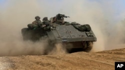 以色列的一辆载人装甲车在以色列和加沙边界处行驶