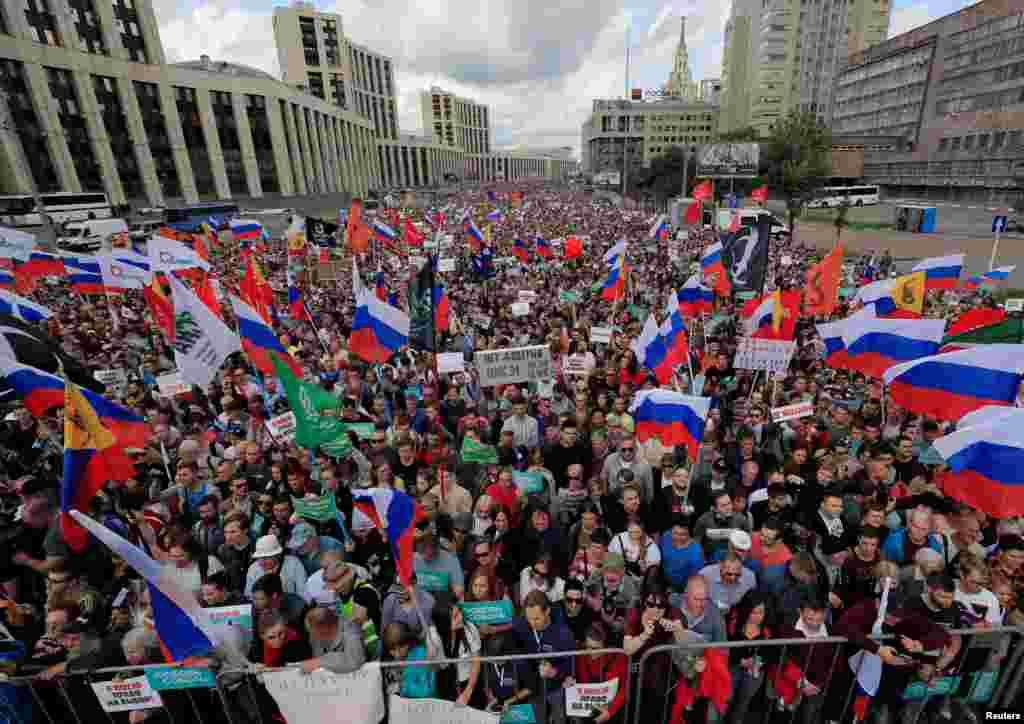هزاران نفر در مسکو به راهپیمایی حمایت از نامزدان مستقل مخالف دولت برای انتخابات پارلمان محلی مسکو پیوستند.