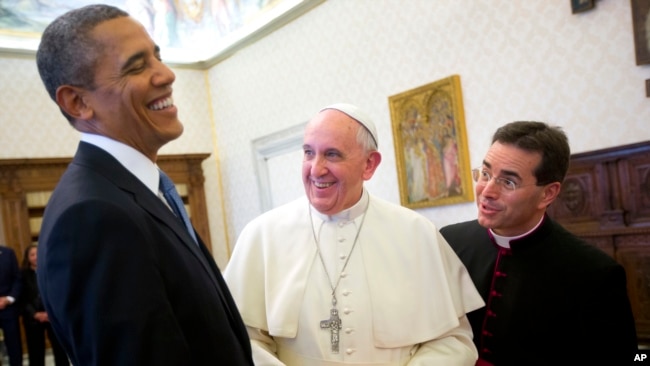 Foto de archivo del 27 de marzo del 2014 en donde el presidente Barack Obama se encuentra con el Papa Francisco durante su intercambio de regalos en el Vaticano.