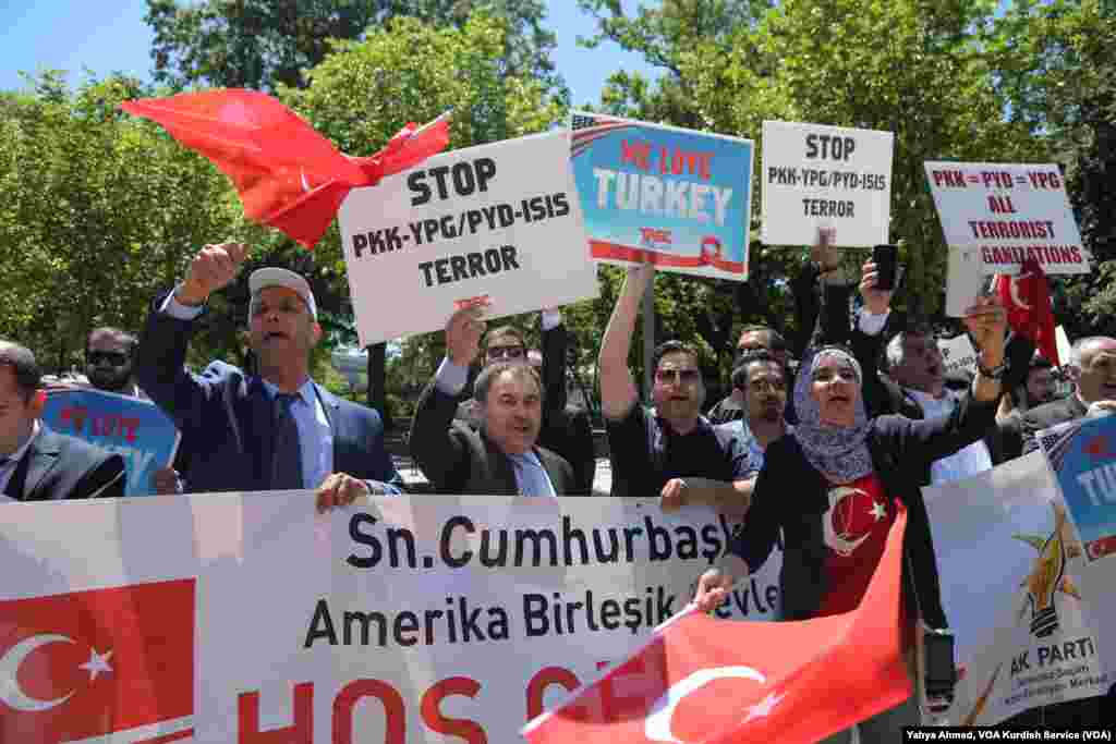 Reaksi pendukung Presiden Turki Recep Tayyip Erdogan terhadap kelompok anti-Erdogan yang ada di seberang mereka di luar Gedung Putih di Washington, D.C., 16 Mei 2017 sementara Erdogan bertemu dengan Presiden AS Donald Trump.