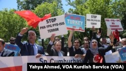 Pendukung Presiden Turki Recep Tayyip Erdogan bereaksi terhadap demonstran anti-Erdogan di luar Gedung Putih di Washington DC, Selasa (16/5).