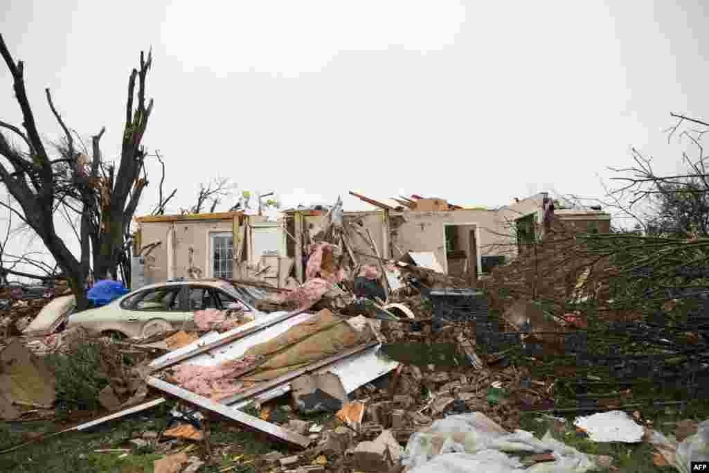 Kawasan yang terlihat rusak berat setelah angin topan di Rowlett, Texas, 27 Desember 2015. Sedikitnya 11 orang meninggal akibat angin topan itu, kata pihak berwenang, ketika mencari korban dari satu rumah ke rumah lainnya di bagian selatan Amerika Serikat itu.