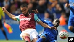 N'Golo Kanté, à droite, se bat pour une balle avec Winston Reid de West Ham United, à gauche, lors d’un match entre Leicester City et West Ham United au stade King Power a Leicester, Angleterre, 17 avril 2016.